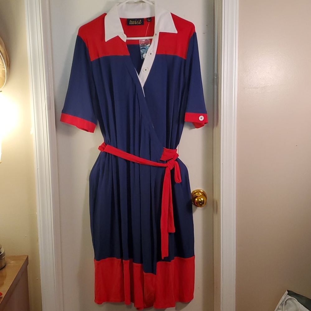 Polo style neckline wrap dress.